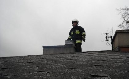 Niebezpieczny pożar w Koszęcinie – płomienie w przewodzie kominowym.