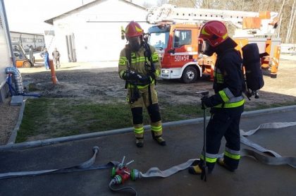 Strażacy ćwiczyli w Dzielnej. Cenna lekcja dla pracowników firmy.