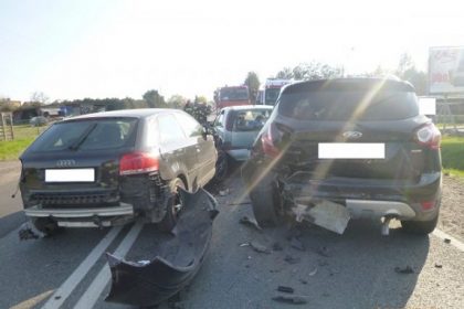 Zderzenie trzech samochodów w Kochanowicach. Dwie osoby w szpitalu.