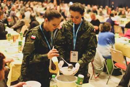 Żołnierze 13.ŚBOT wspomogli organizację wielkanocnego śniadania dla samotnych.