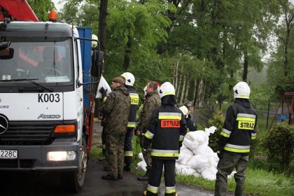 Zagrożenie powodziowe na południu województwa. Wojska Obrony Terytorialnej wspierają strażaków.