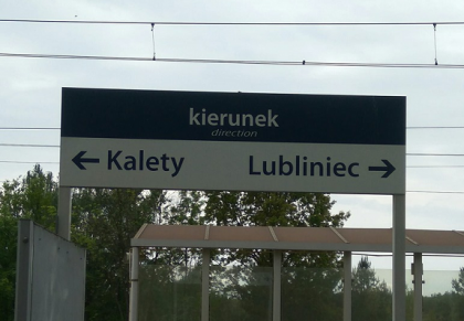 Mało praktyczne tablice na stacji w Koszęcinie? PKP odpowiada naszemu Czytelnikowi.