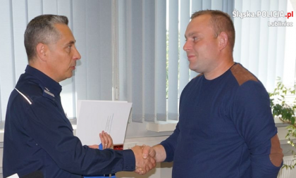Bohaterski kierowca z Zawadzkiego nagrodzony przez lubliniecką Komendę Policji.