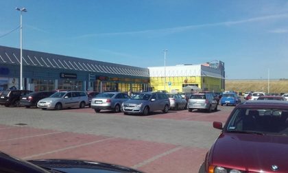 Klienci Biedronki w Lisowicach alarmują: “Jest gorąco i duszno”. Właściciel sieci zareagował.
