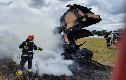 Ciasna: Znamy przyczynę pożaru prasy rolującej i 3 hektarów słomy. [ZDJĘCIA]