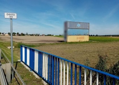 “Żelastwo szpeci nasz teren” – mieszkańcy Glinicy nie chcą kontenerów przy drodze krajowej 11.