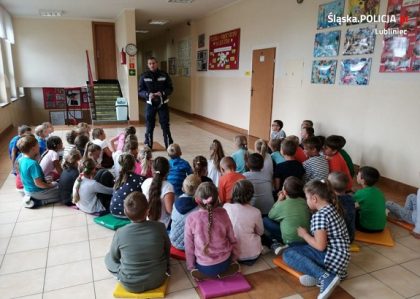 “Bezpieczna droga do szkoły”. Policjanci z Lublińca odwiedzili najmłodszych w Lubecku i Boronowie.