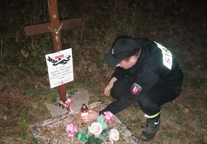 Znicze, minuta ciszy i hołd dla poległych żołnierzy. Strażacy z OSP Lubliniec pamiętali o Bohaterach.