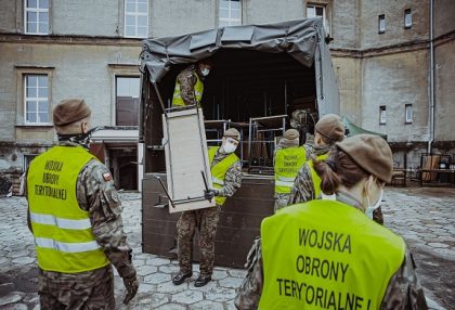 Żołnierze 13. Śląskiej Brygady Obrony Terytorialnej wsparli prace porządkowe po pożarze w lublinieckim Zespole Szkół