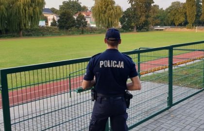 Skandaliczne zachowanie młodzieży na terenie lublinieckiej szkoły. Policja wzmacnia kontrole w rejonie placówki