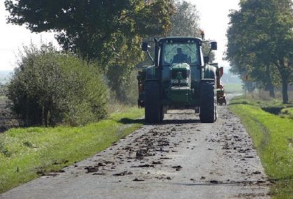 “To stanowi zagrożenie i utrudnienia dla innych użytkowników dróg”. Samorządowcy z Pawonkowa apelują do rolników