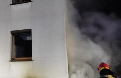 Kochanowice: Uniknęli tragedii dzięki odwadze i szybkiej reakcji strażaków. Butle z gazem w płonącej piwnicy