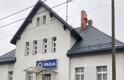 Zakończyła się modernizacja dachu Komisariatu Policji w Woźnikach. Remont wnętrz – w przyszłym roku