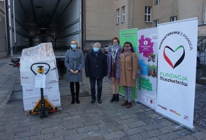 Paleta pełna darów! “Fundacja Muszkieterów” wsparła Środowiskowy Dom Samopomocy w Lublińcu [FILM]