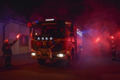 Strażacka feta w OSP Łagiewniki Wielkie! Druhowie powitali nowy samochód ratowniczo – gaśniczy