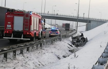 Siedem kolizji drogowych w powiecie lublinieckim po obfitych opadach śniegu. Kierowco – noga z gazu!