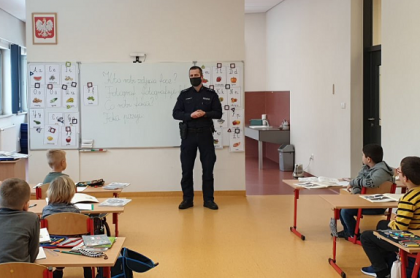 Ważne rozmowy o zagrożeniach. Policjanci z KPP Lubliniec odwiedzają szkoły i przedszkola