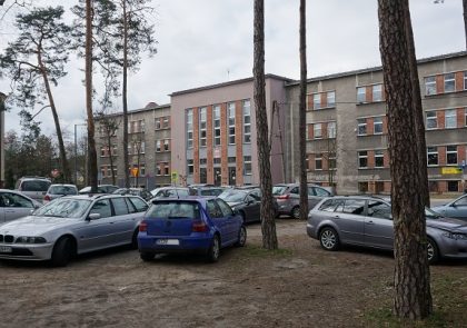 Uwaga mieszkańcy i uczniowie ZS im. Adama Mickiewicza w Lublińcu. Będą kontrole na parkingu przed gmachem szkoły
