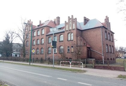 Miażdżąca oferta na przebudowę “czerwonej szkoły” w Lublińcu. Czas na realizację inwestycji… tylko do końca 2022 roku