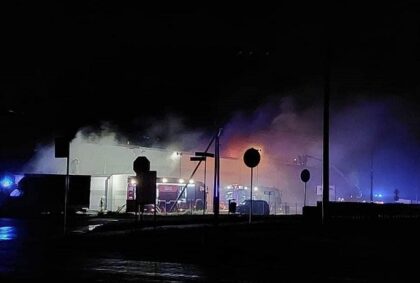 Pożar stolarni w Boronowie. Strażacy uratowali najważniejszą część budynku. Akcję utrudniał silny wiatr