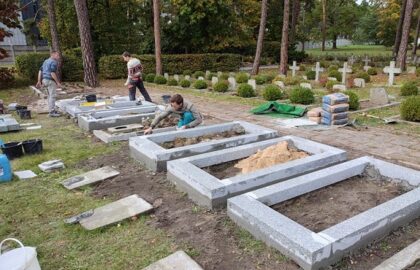 Ważny krok do przodu! Rozpoczęła się częściowa renowacja Cmentarza Wojskowego w Lublińcu. Które obiekty zostaną odnowione?