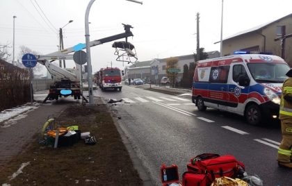 Tragiczny wypadek w Glinicy. W podnośnik, na którym pracowały dwie osoby uderzyła ciężarówka