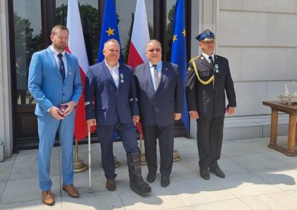 Warszawa: Karol Słota, Marek Gołosz, Mateusz Wolny oraz Adam Niesłony wyróżnieni Medalami za Ofiarność i Odwagę